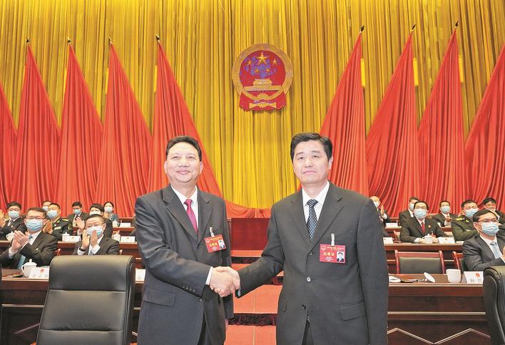市委书记余红胜祝贺赖碧涛同志当选三明市人大常委会主任。