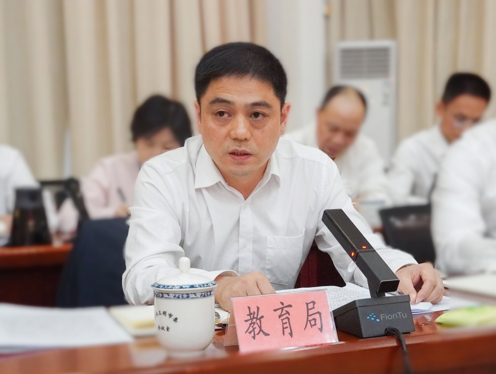 市教育局局长刘铭盛回答询问