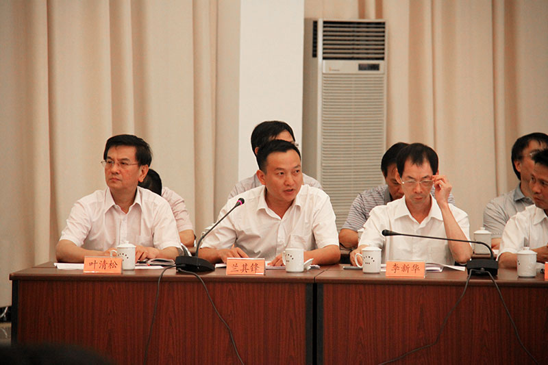 市人大常委会委员兰其锋在会上询问