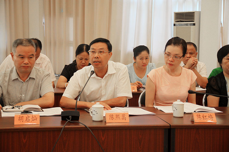 市人大常委会委员陈熙嵩在会上询问