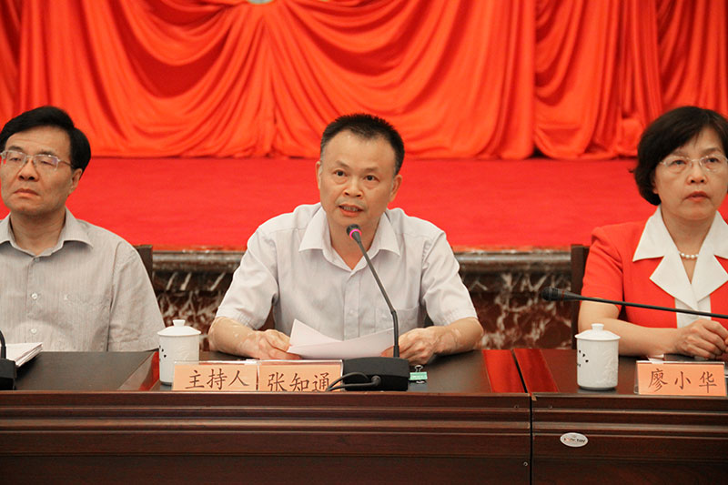 市人大常委会副主任张知通主持会议